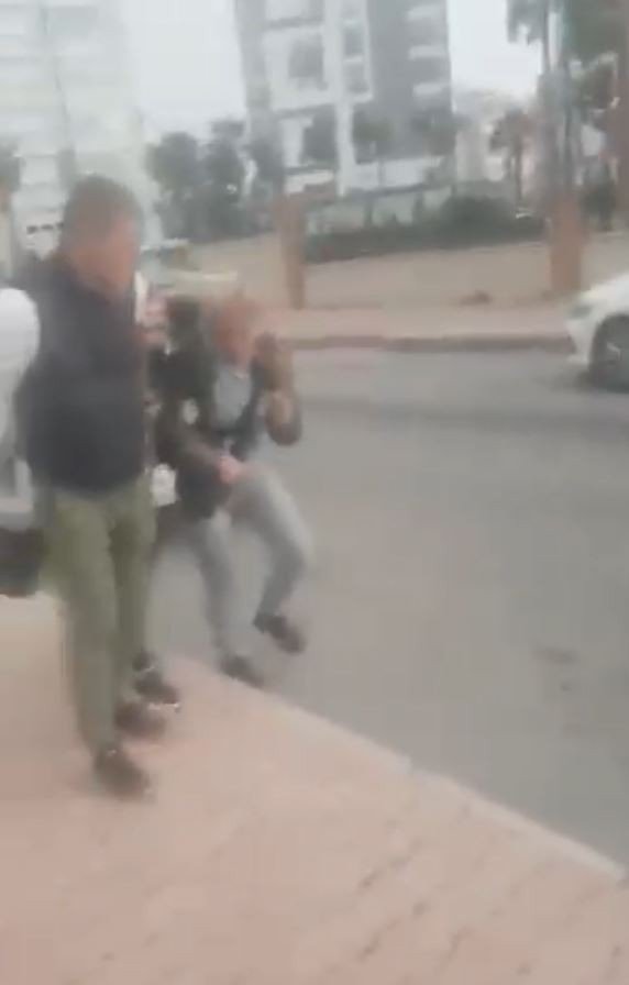 Antalya’da fırtınada evine gitmek isteyen vatandaşlar zor anlar yaşadı