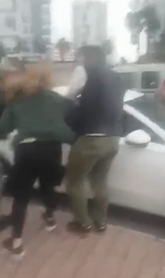 Antalya’da fırtınada evine gitmek isteyen vatandaşlar zor anlar yaşadı