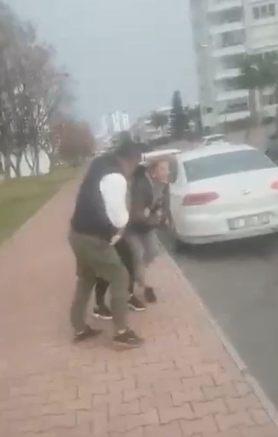 Antalya’da fırtınada evine gitmek isteyen vatandaşlar zor anlar yaşadı