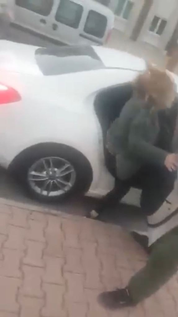 Antalya’da fırtınada evine gitmek isteyen vatandaşlar zor anlar yaşadı