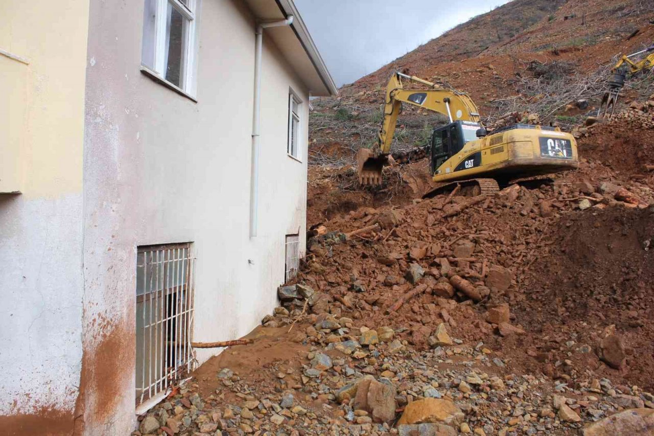 Marmaris’te selin yaraları sarılmaya başlandı