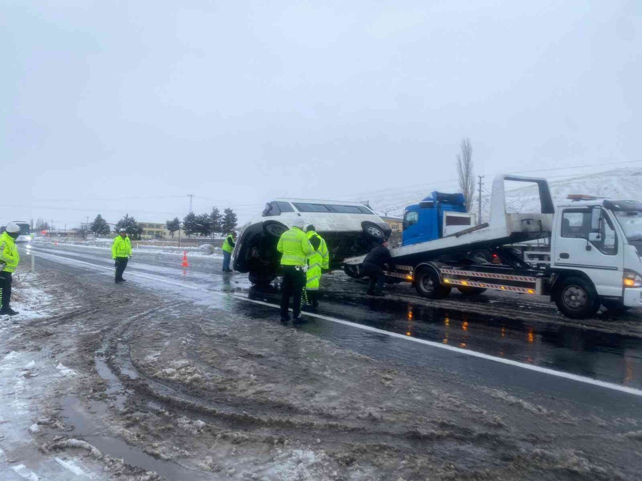 Tarım işçilerini taşıyan minibüs devrildi: 1 ölü, 13 yaralı