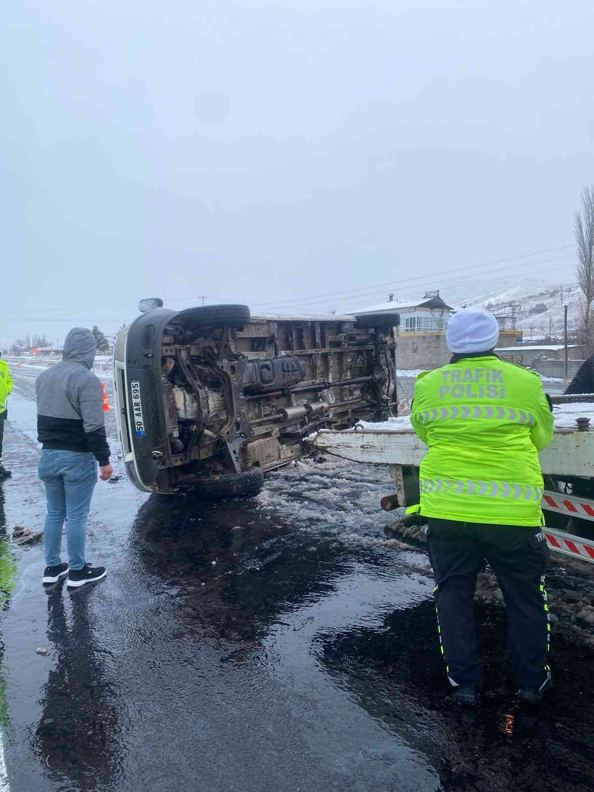 Tarım işçilerini taşıyan minibüs devrildi: 1 ölü, 13 yaralı