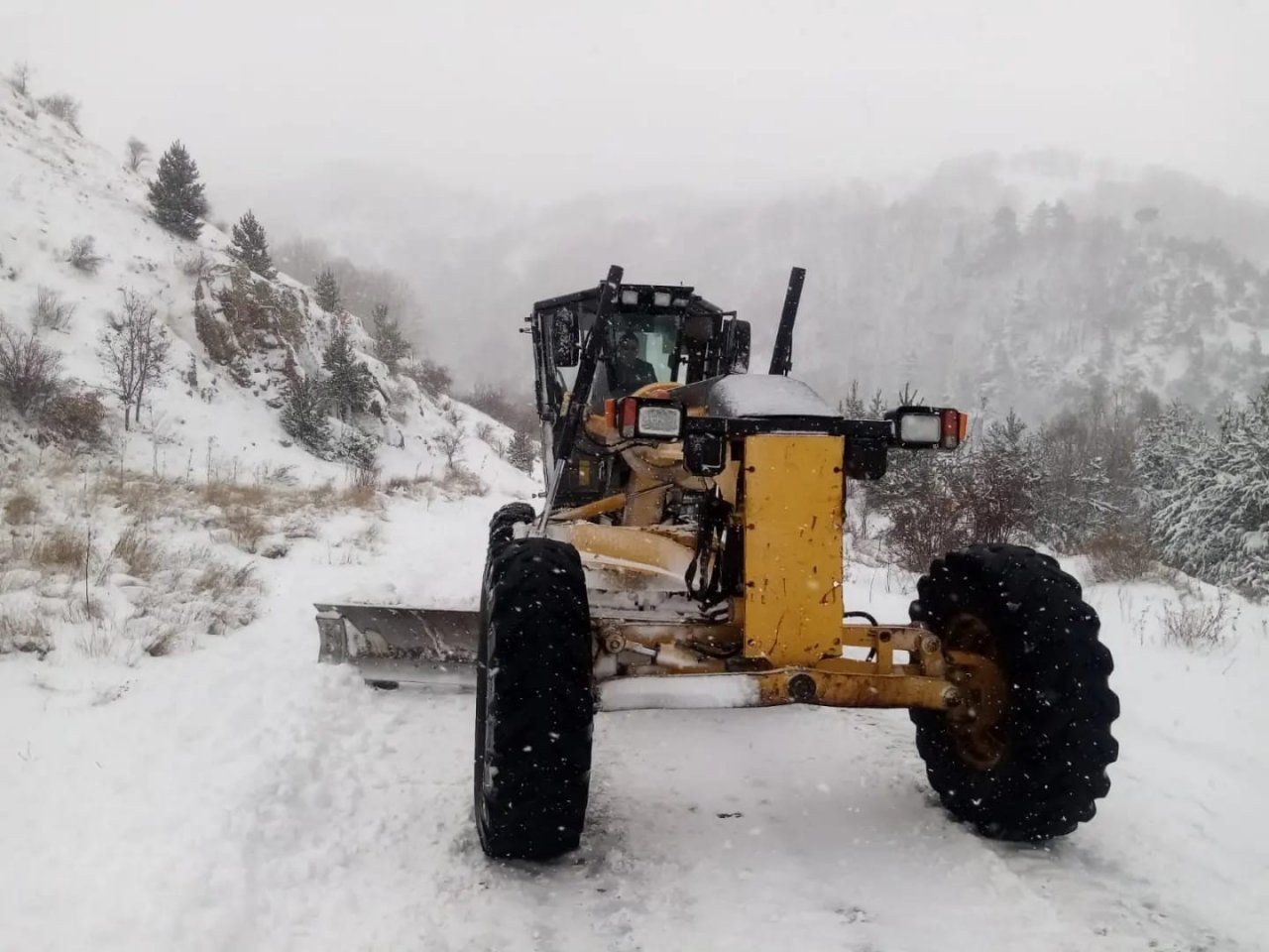 Kar yağışı nedeniyle 2 yerleşim yeri ulaşıma kapandı