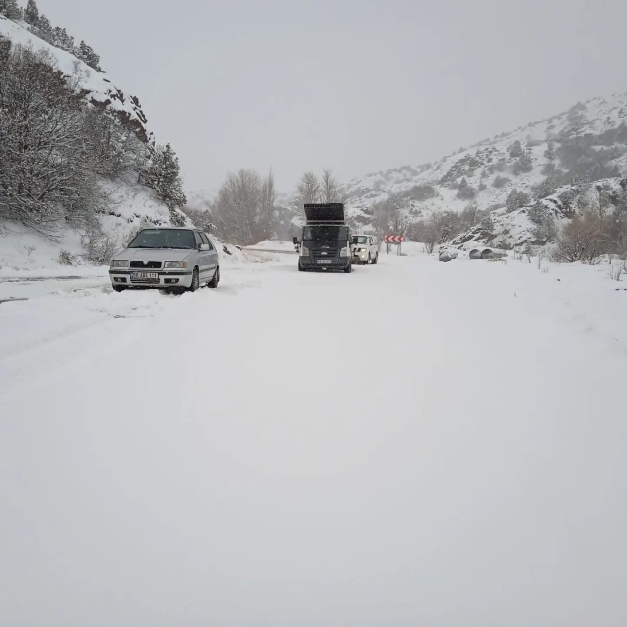 Kar yağışı nedeniyle 2 yerleşim yeri ulaşıma kapandı
