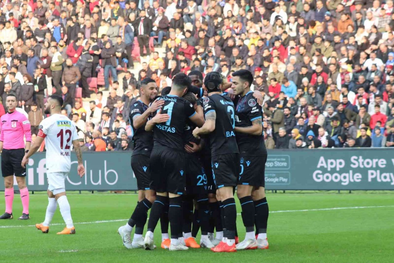 Spor Toto Süper Lig: A. Hatayspor: 0 - Trabzonspor: 1 (İlk yarı)