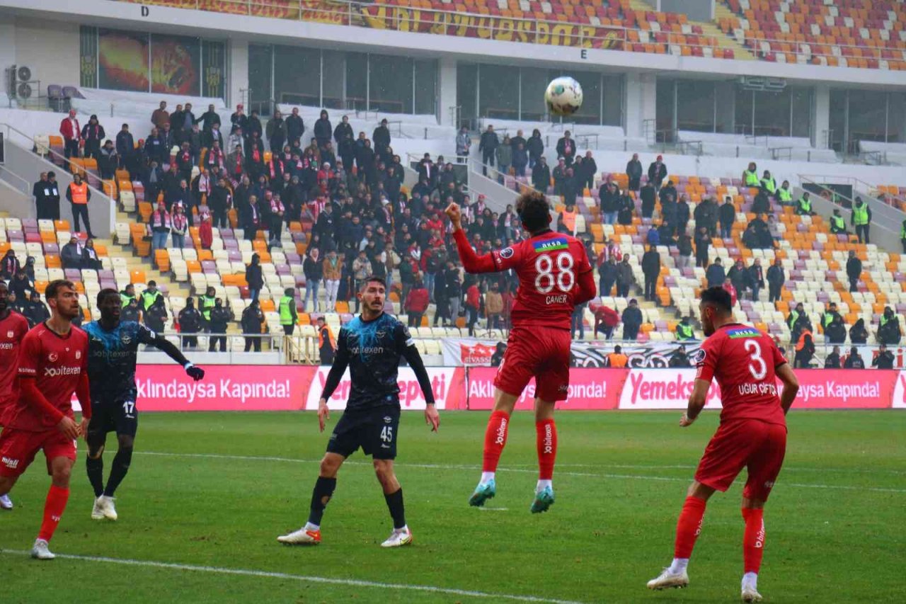 Spor Toto Süper Lig: DG Sivasspor: 0 - Adana Demirspor: 1 (İlk yarı)