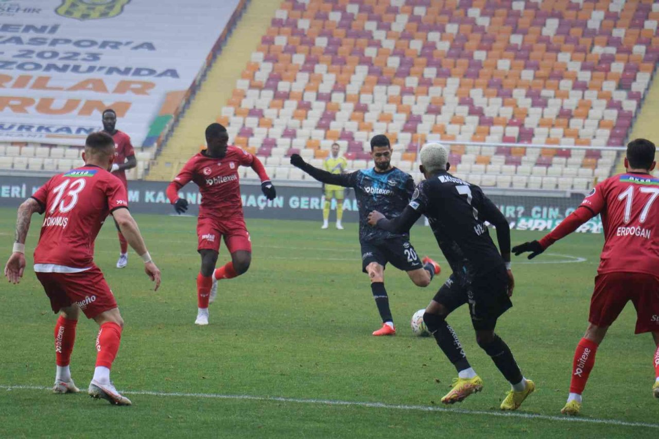 Spor Toto Süper Lig: DG Sivasspor: 0 - Adana Demirspor: 1 (İlk yarı)