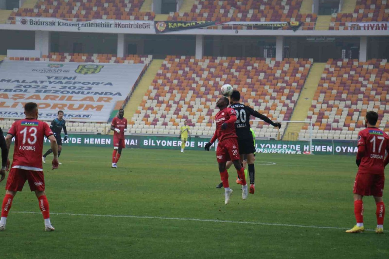 Spor Toto Süper Lig: DG Sivasspor: 0 - Adana Demirspor: 1 (İlk yarı)