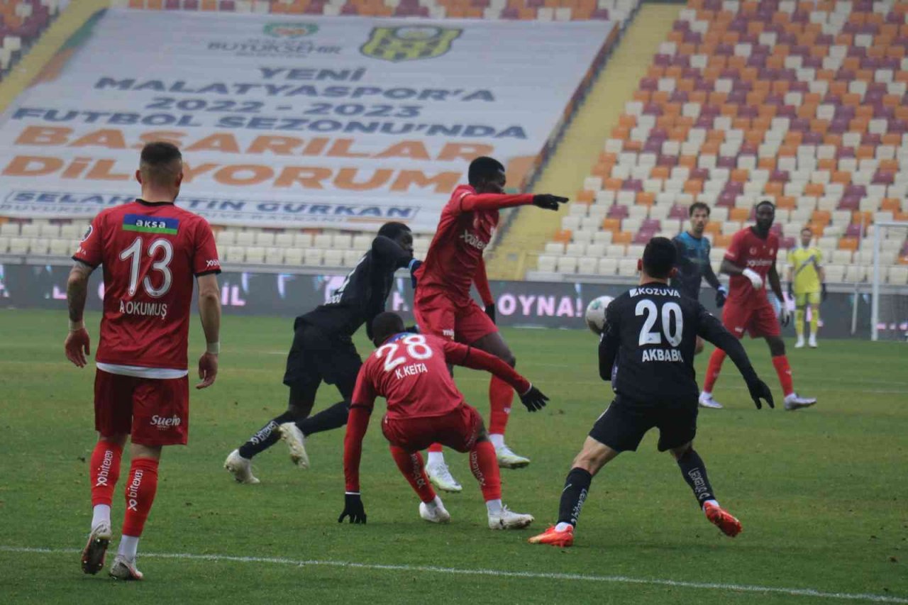 Spor Toto Süper Lig: DG Sivasspor: 0 - Adana Demirspor: 1 (İlk yarı)