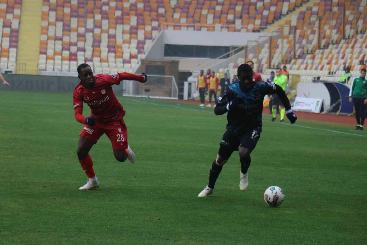 Spor Toto Süper Lig: DG Sivasspor: 0 - Adana Demirspor: 1 (İlk yarı)