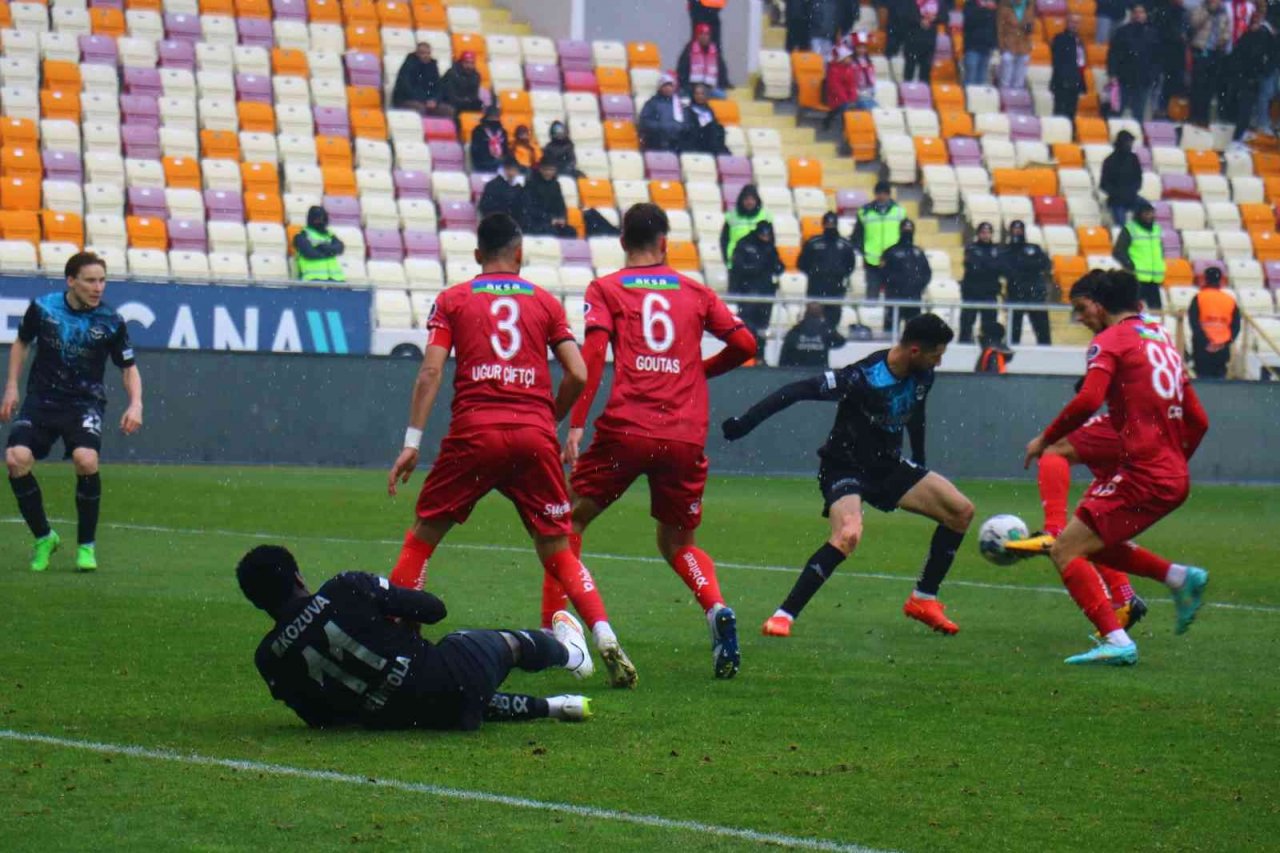 Spor Toto Süper Lig: DG Sivasspor: 0 - Adana Demirspor: 1 (İlk yarı)