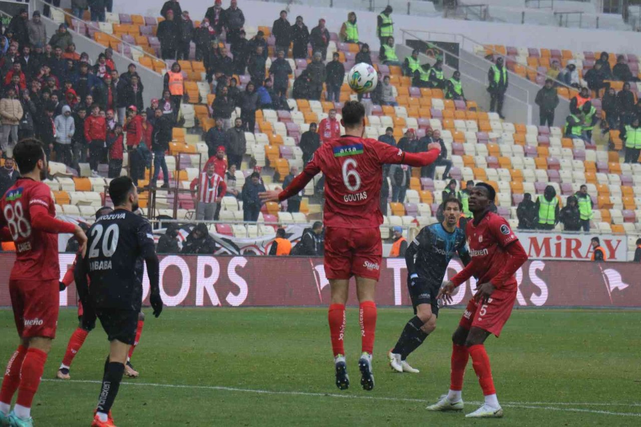 Spor Toto Süper Lig: DG Sivasspor: 0 - Adana Demirspor: 1 (İlk yarı)