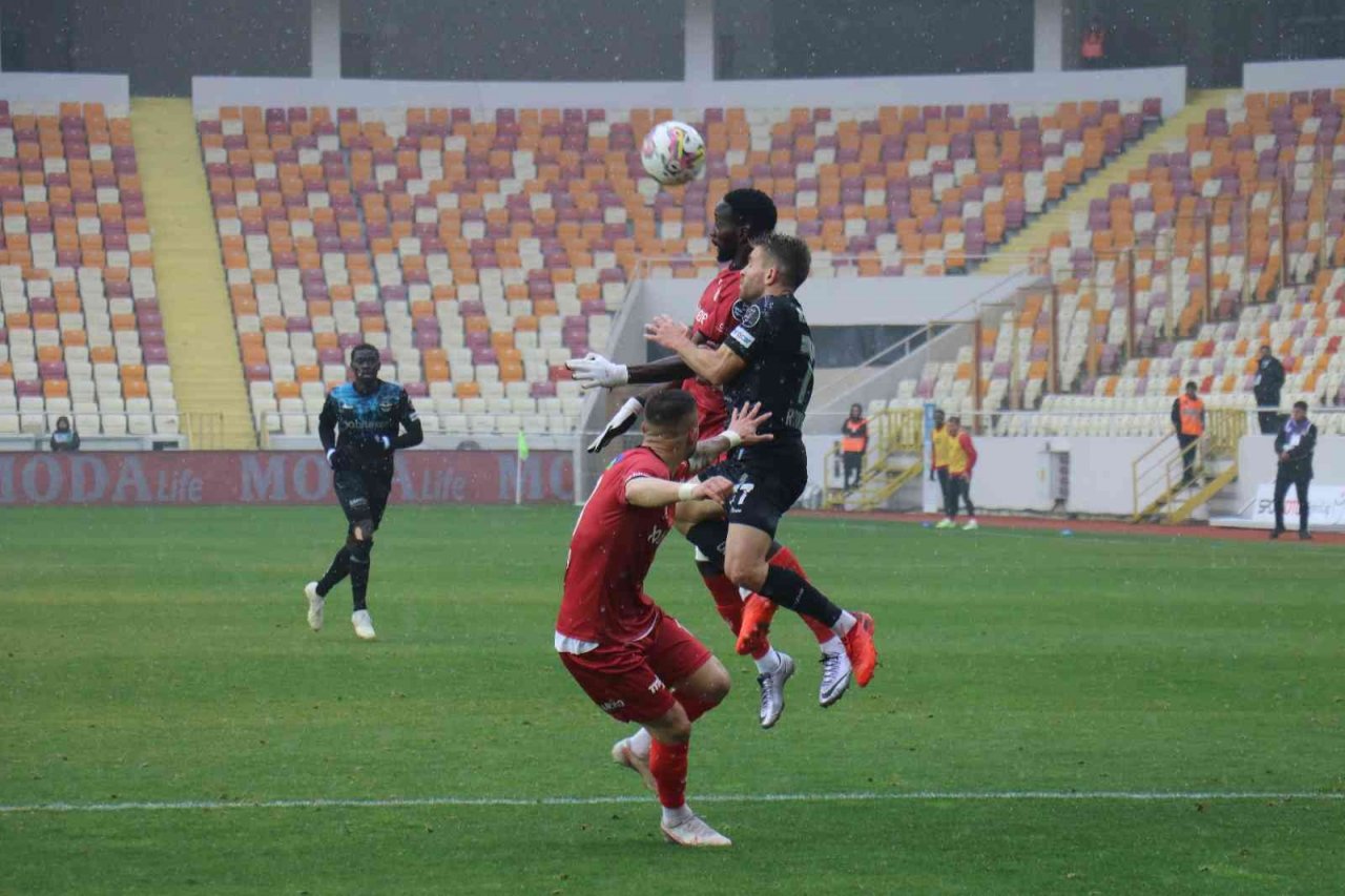 Spor Toto Süper Lig: DG Sivasspor: 0 - Adana Demirspor: 1 (İlk yarı)
