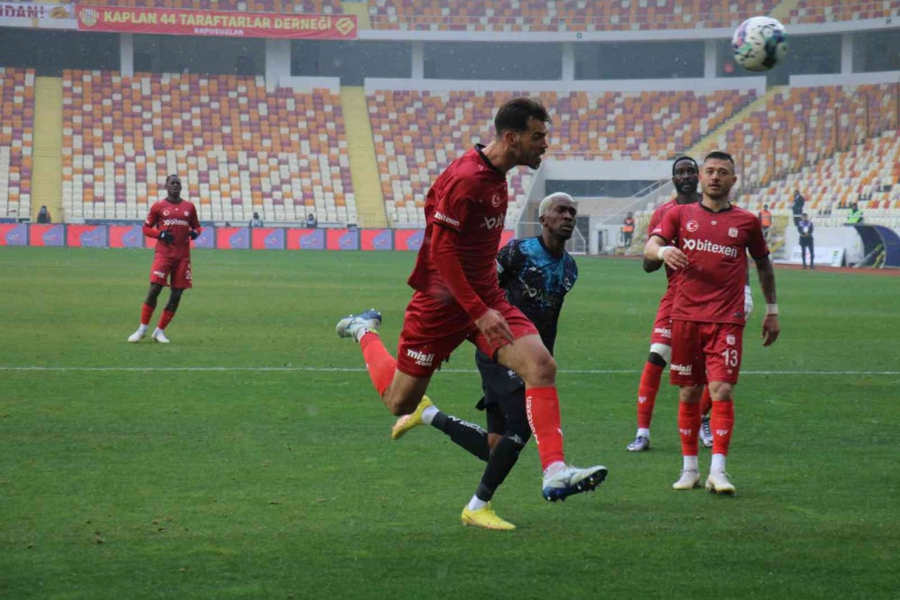 Spor Toto Süper Lig: DG Sivasspor: 0 - Adana Demirspor: 1 (İlk yarı)