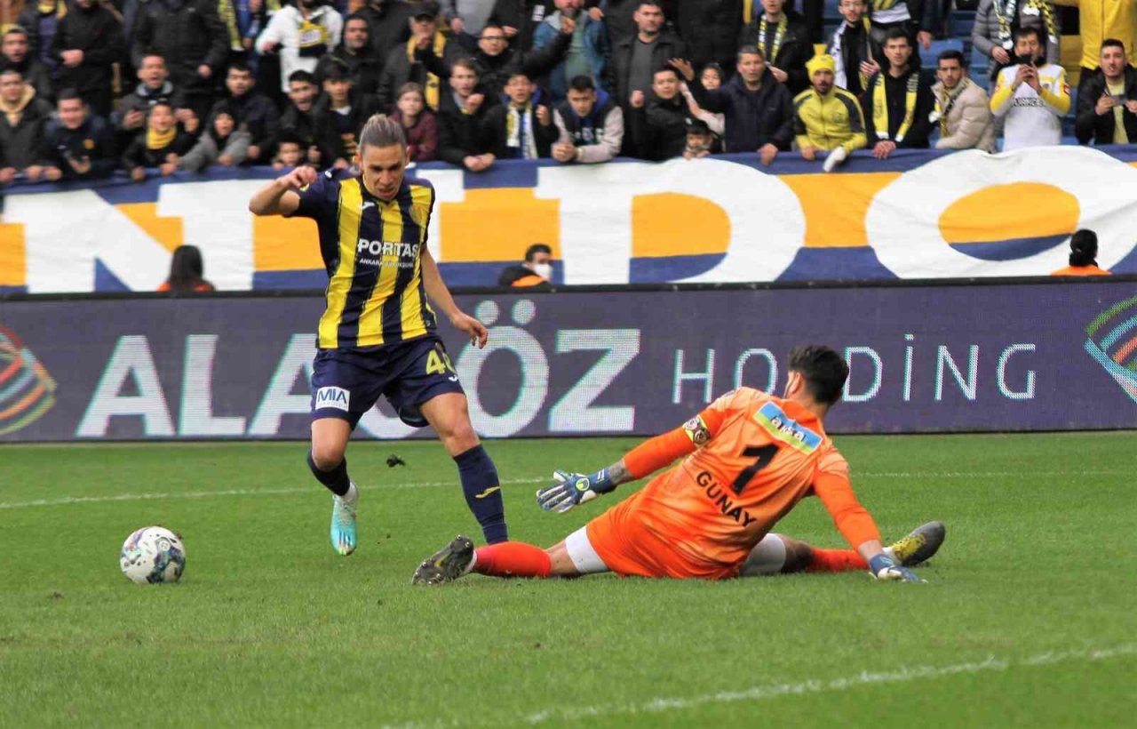 Spor Toto Süper Lig: MKE Ankaragücü: 0 - Gaziantep FK: 0 (İlk yarı)