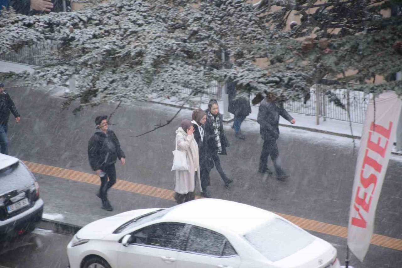 Tatvan’da kar yağışı başladı