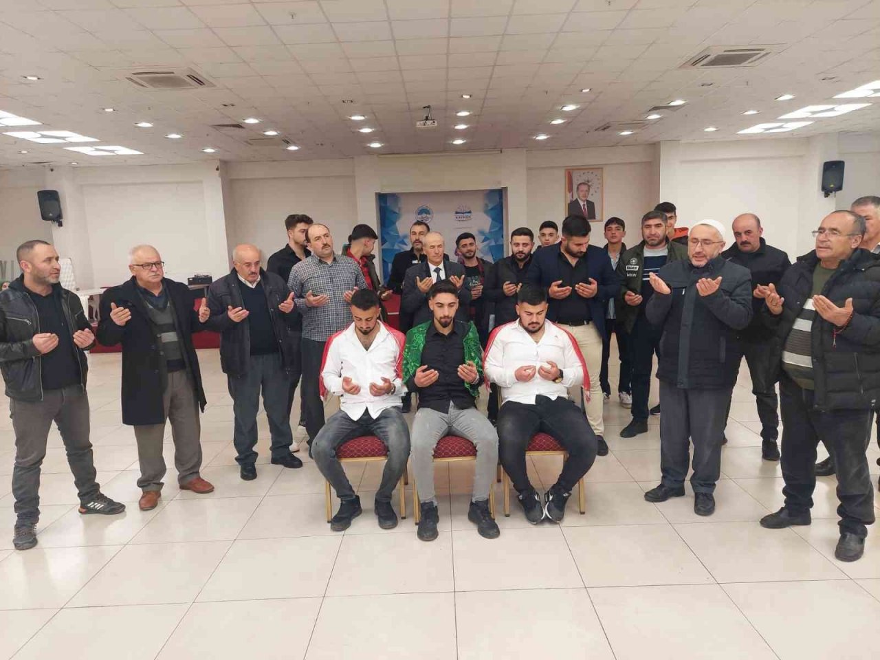 Tomarzalı gençler kına yakılarak askere gönderildi