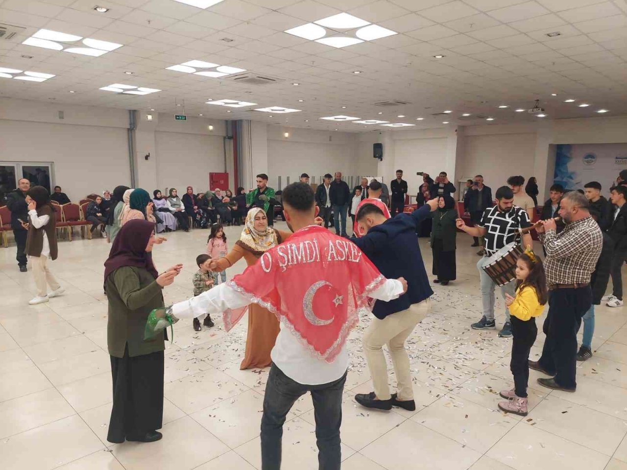 Tomarzalı gençler kına yakılarak askere gönderildi