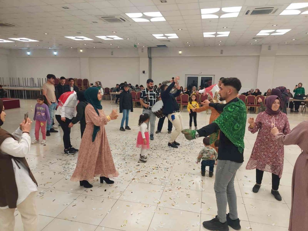 Tomarzalı gençler kına yakılarak askere gönderildi