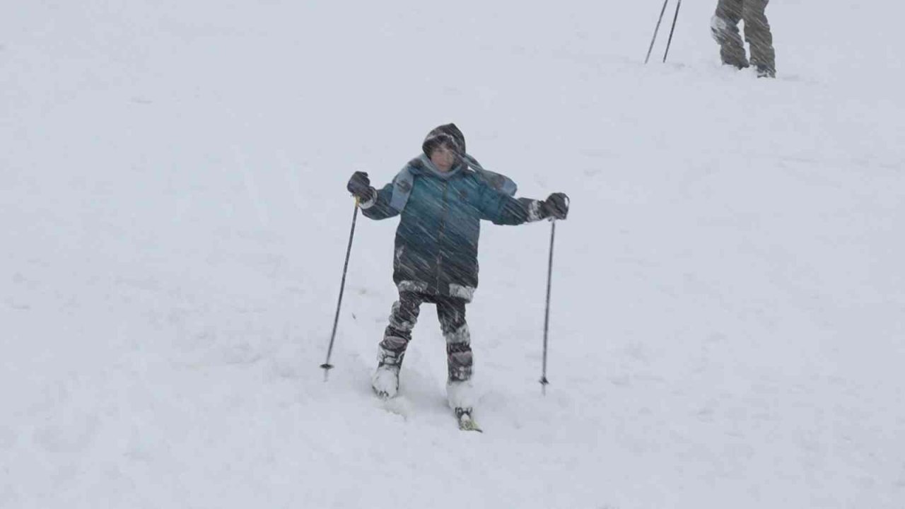Uludağ’da beklenen kar...35 santimetreye ulaştı