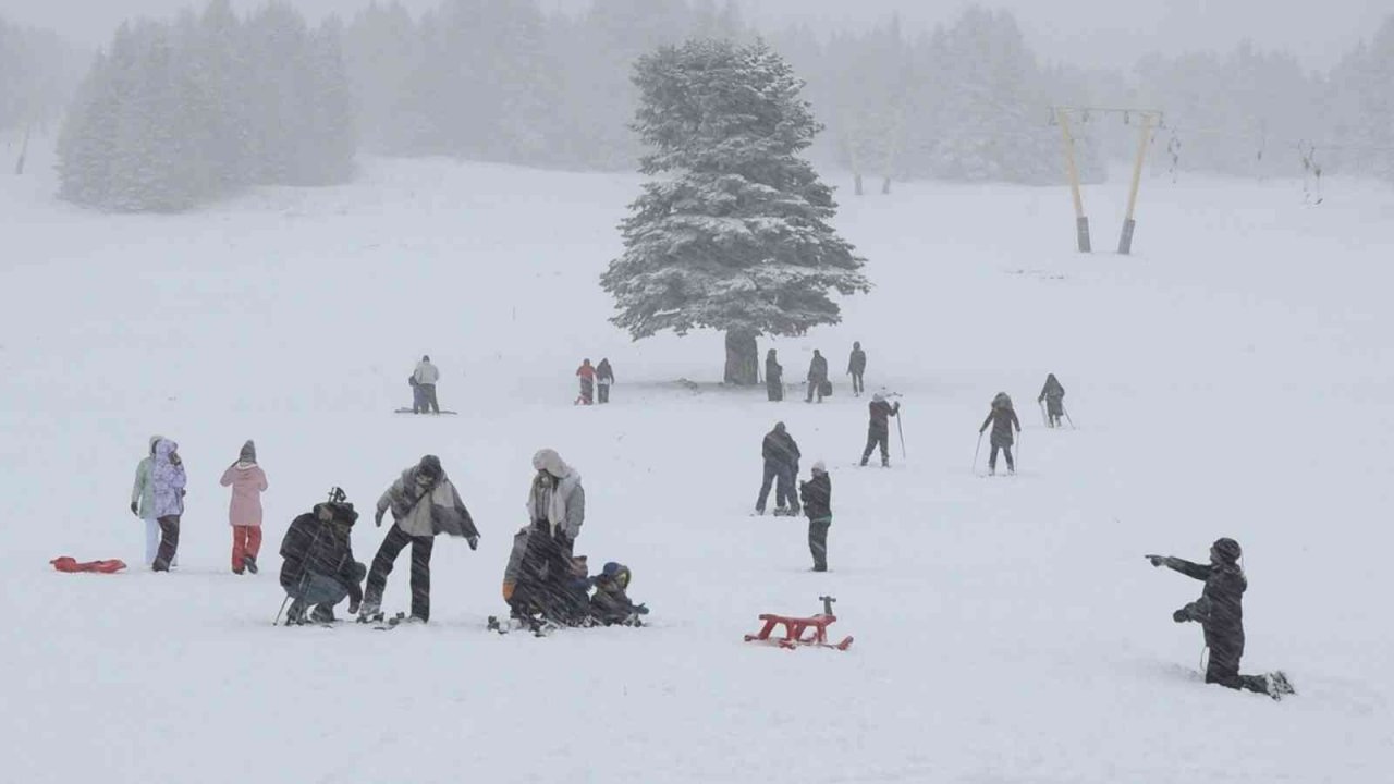 Uludağ’da beklenen kar...35 santimetreye ulaştı
