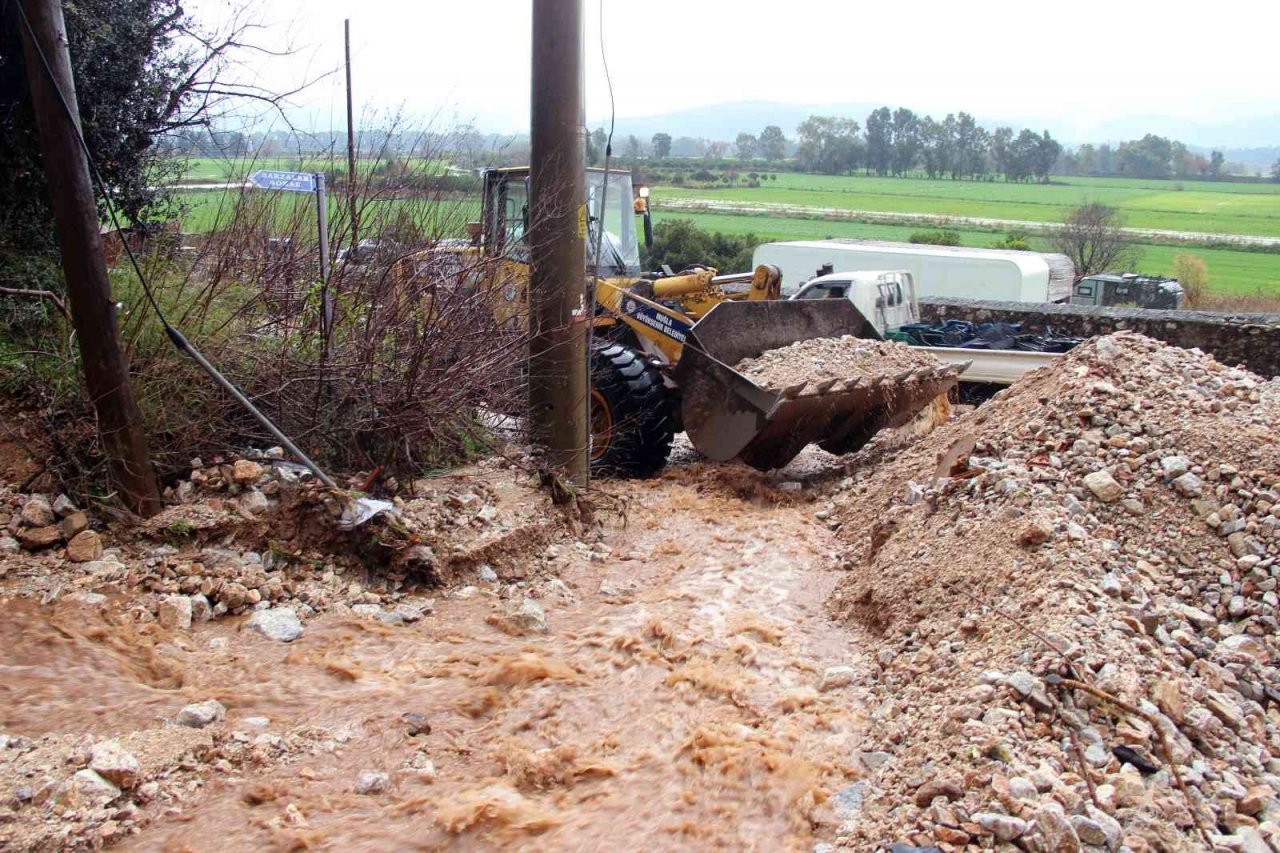 Yağmur sonrası sahil savaş alanına döndü