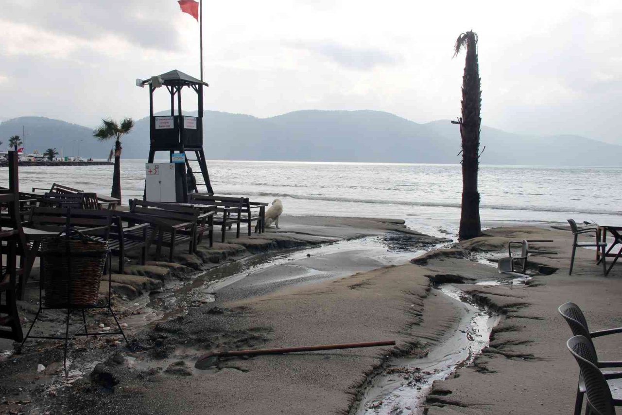 Yağmur sonrası sahil savaş alanına döndü