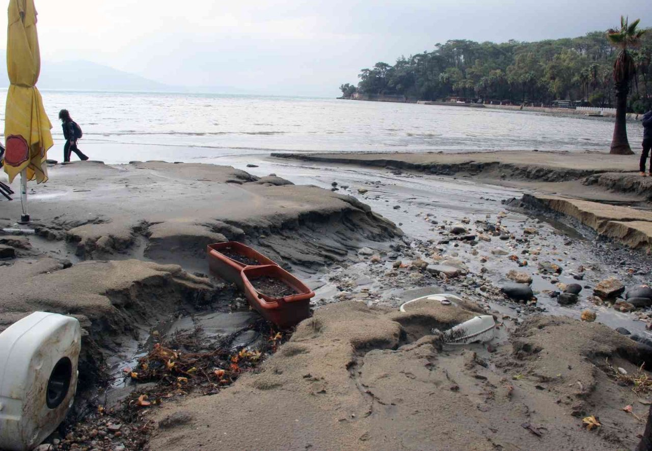Yağmur sonrası sahil savaş alanına döndü