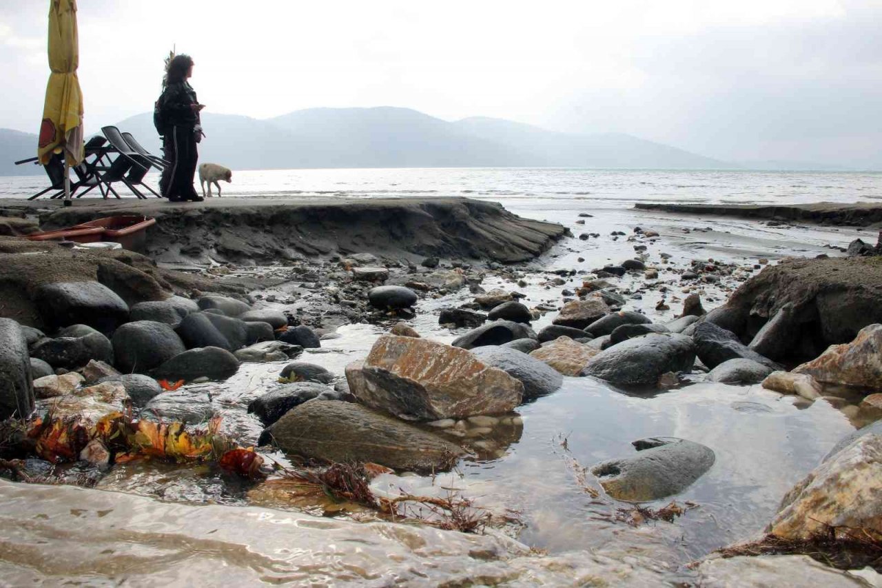 Yağmur sonrası sahil savaş alanına döndü