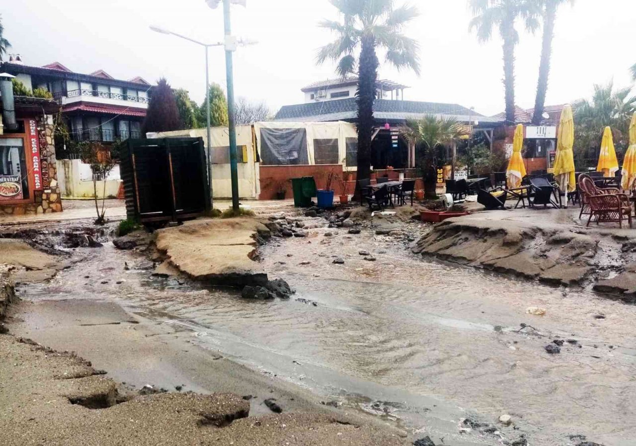 Yağmur sonrası sahil savaş alanına döndü