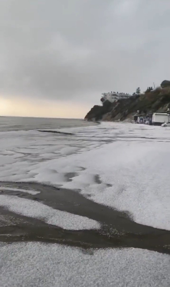 Karataş’ta dolu etkili oldu