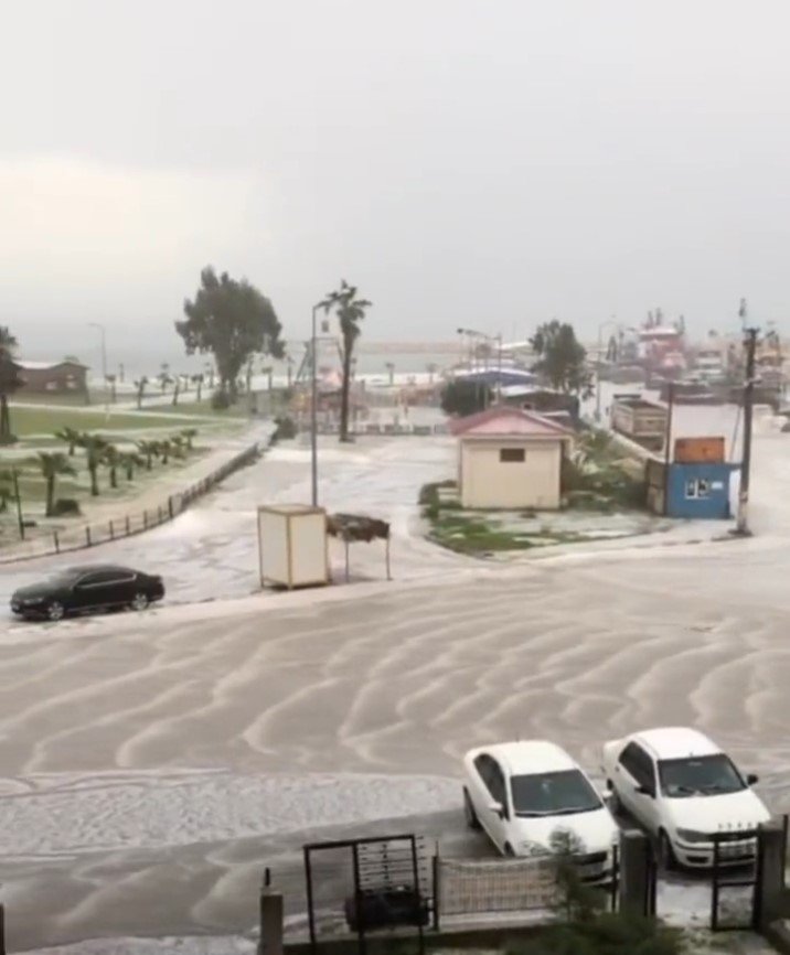 Karataş’ta dolu etkili oldu