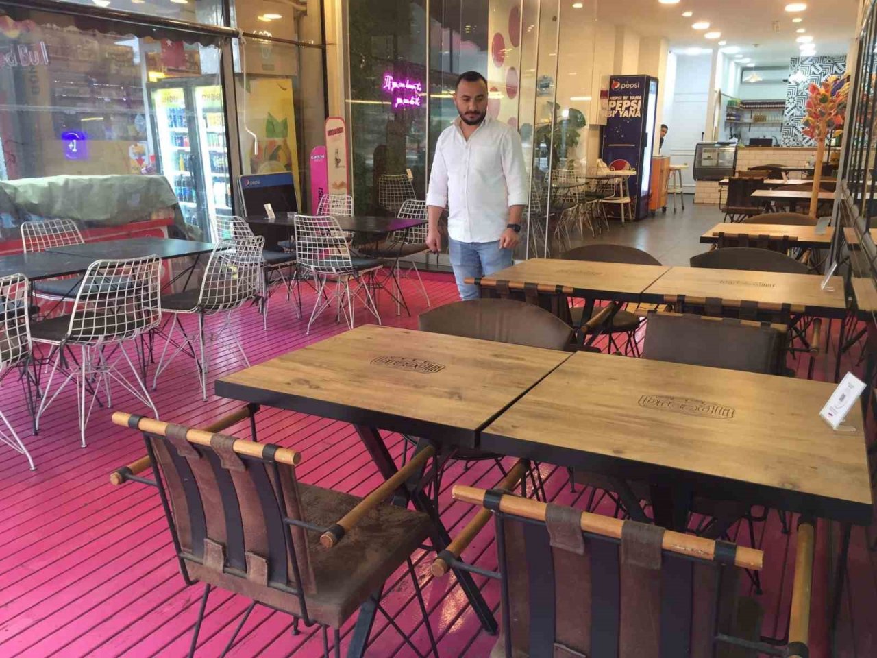 İşe alınmayınca masalara tükürdü