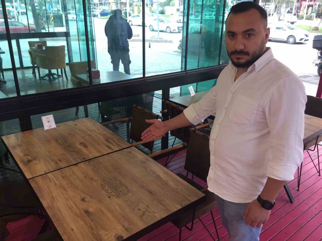 İşe alınmayınca masalara tükürdü