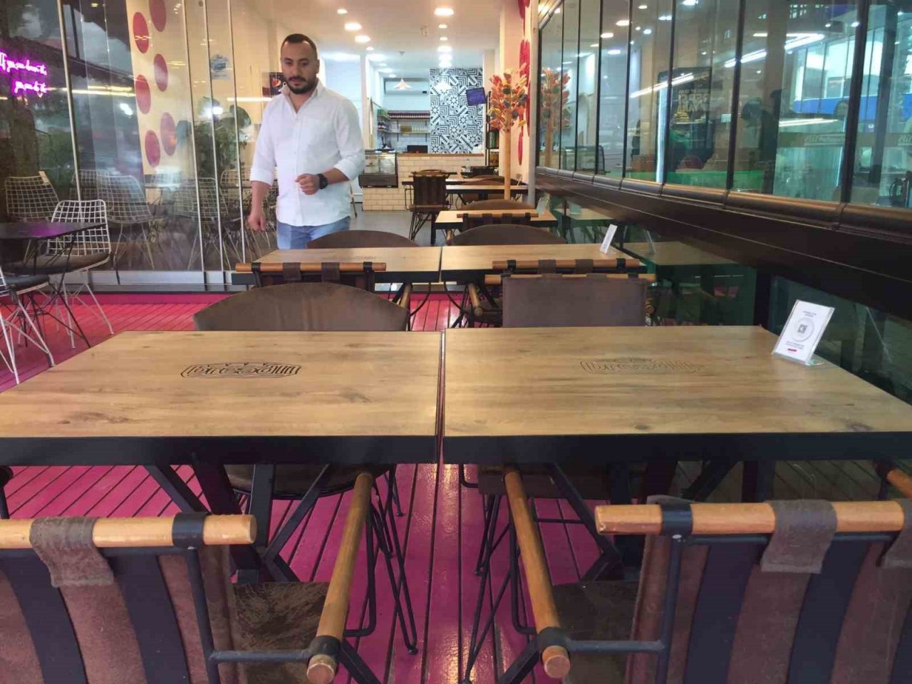 İşe alınmayınca masalara tükürdü