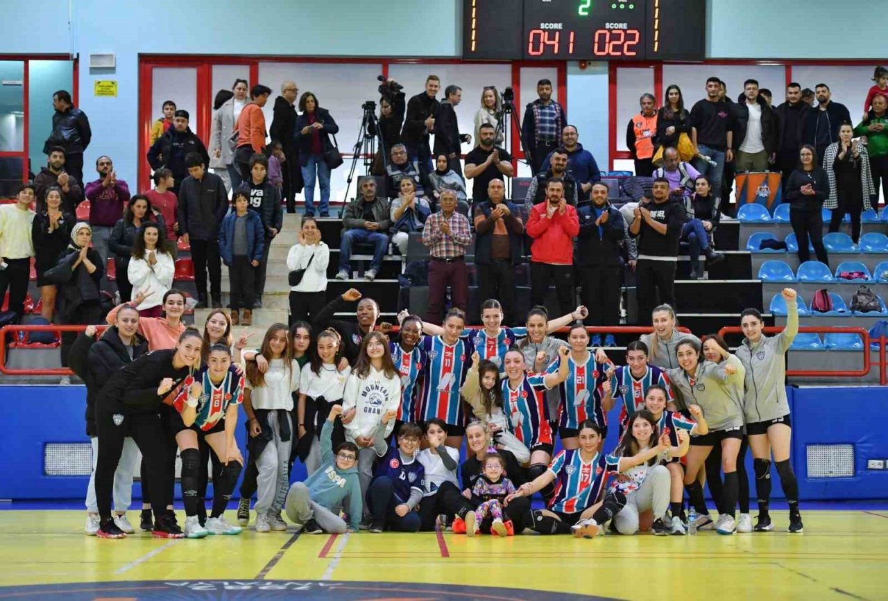 Konyaaltı’nın Mavi Kelebekler’i, Tekirdağı 41-22 mağlup etti