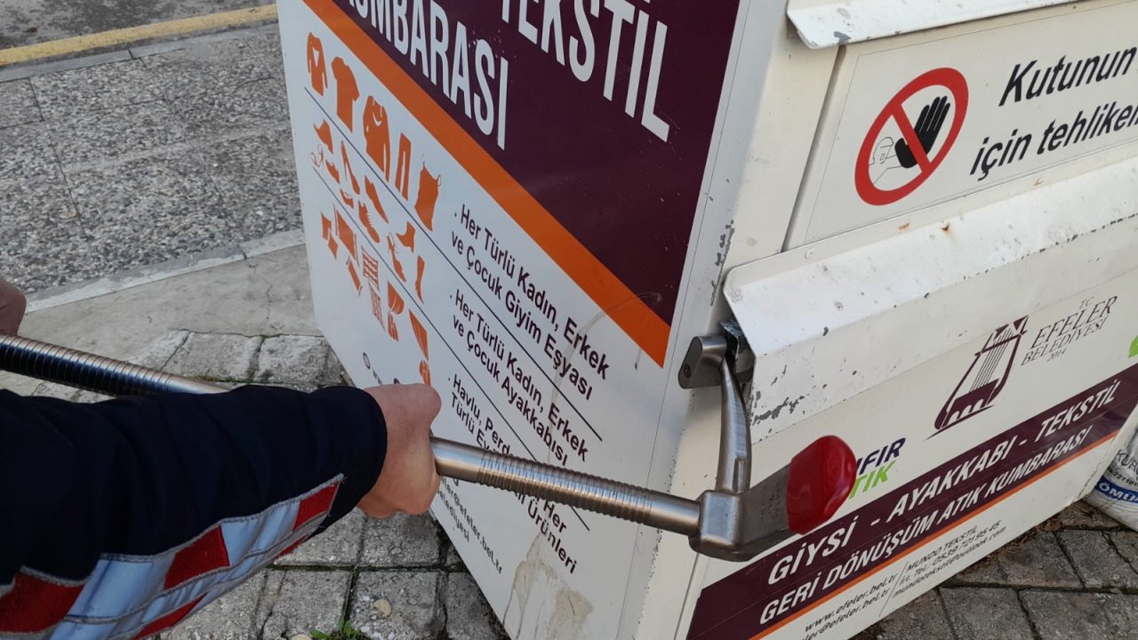 Giysi kumbarasında mahsur kalan kediyi itfaiye ekipleri kurtardı