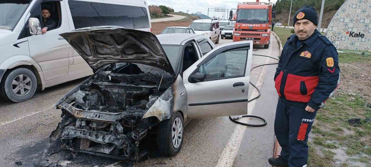Kırmızı ışıkta duramayan araç öndeki araçlara çarparak alev aldı
