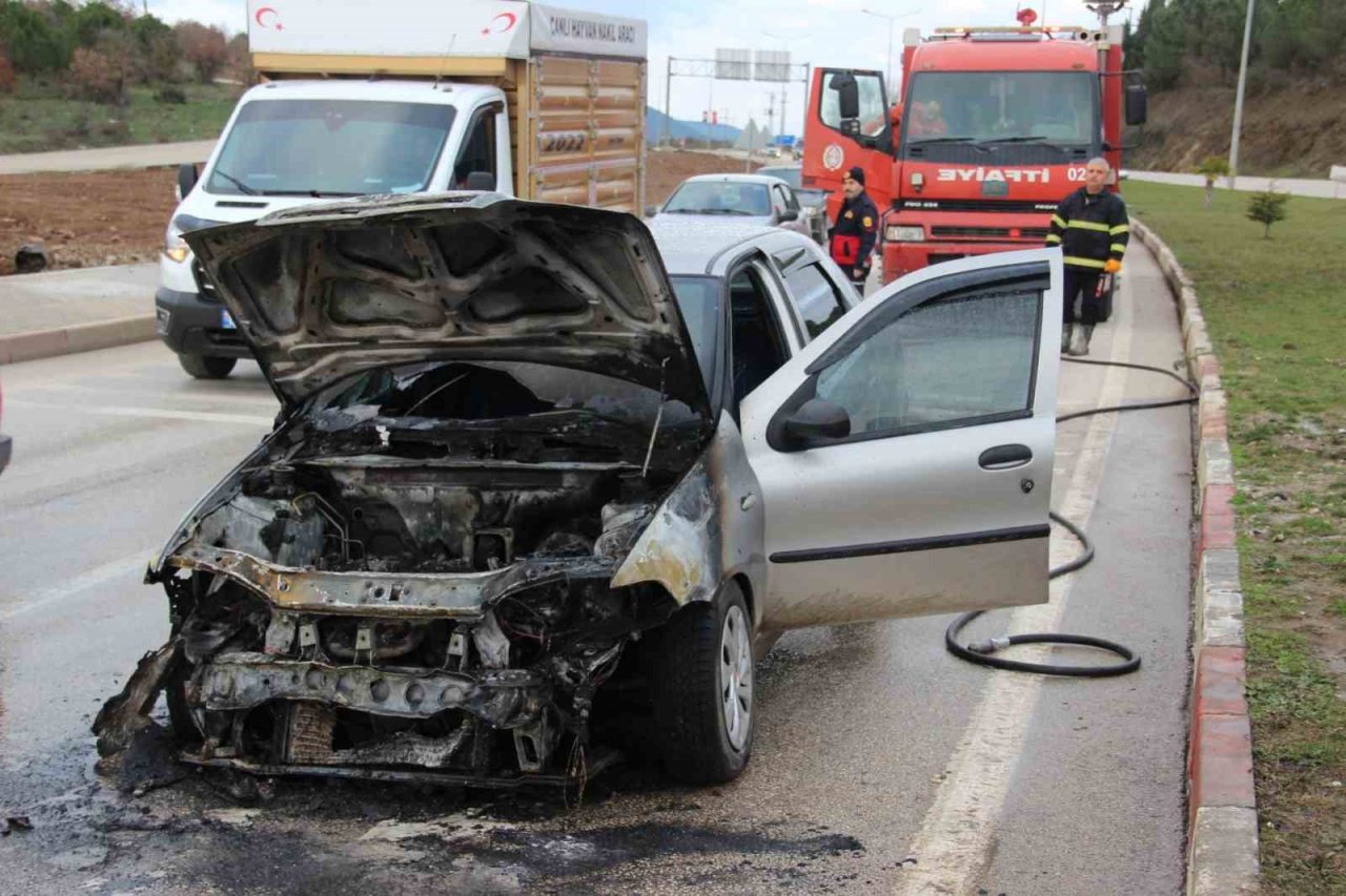 Kırmızı ışıkta duramayan araç öndeki araçlara çarparak alev aldı
