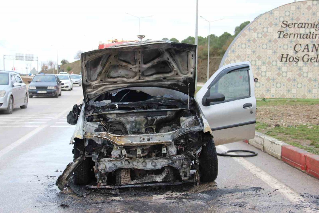 Kırmızı ışıkta duramayan araç öndeki araçlara çarparak alev aldı