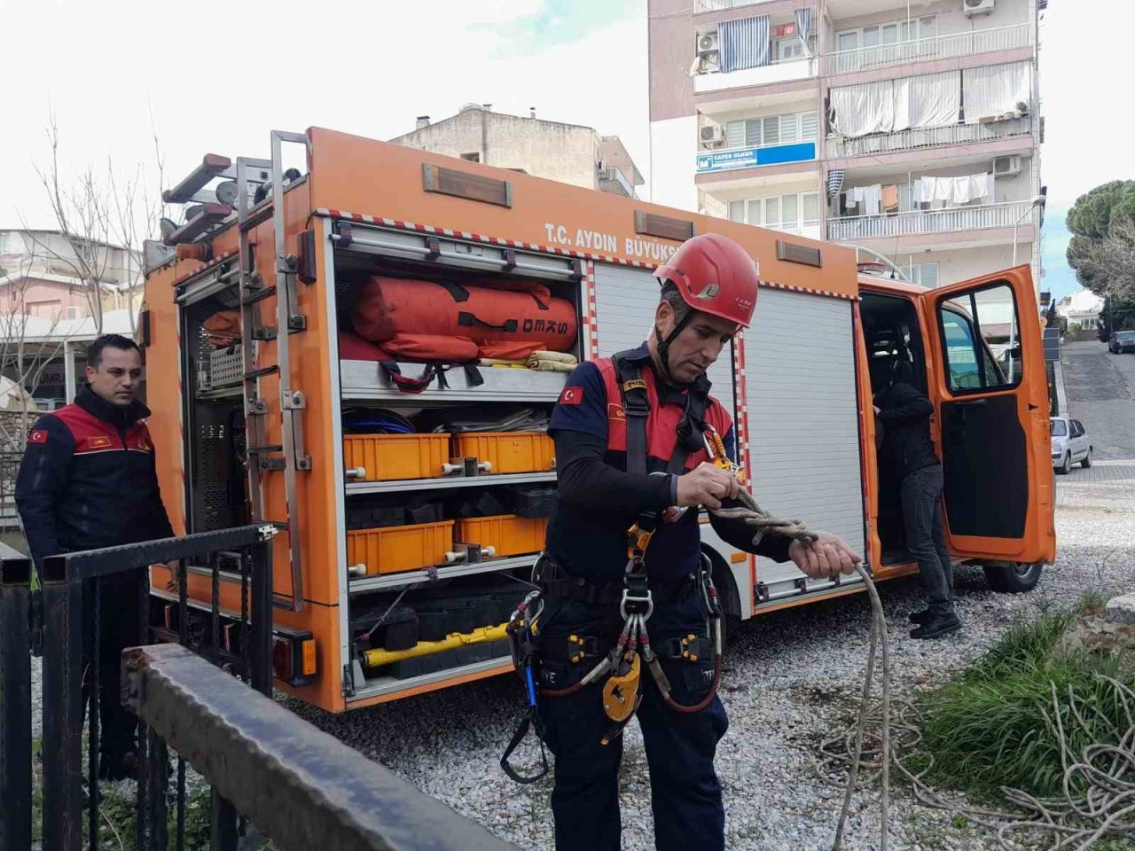 Derede mahsur kalan kediyi itfaiye ekipleri kurtardı