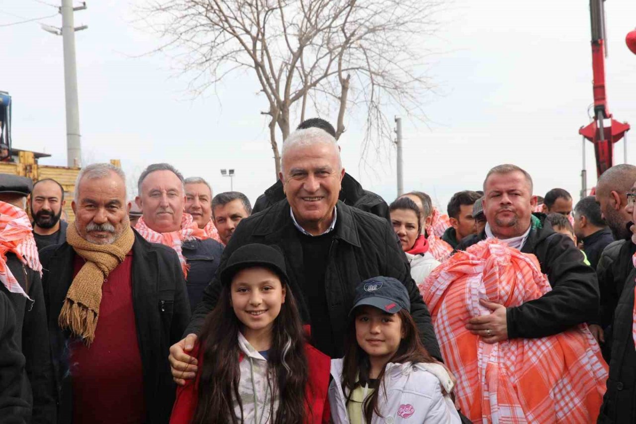 Efeler’deki ’Deve Güreşi Festivali’ne vatandaşlar yoğun ilgi gösterdi