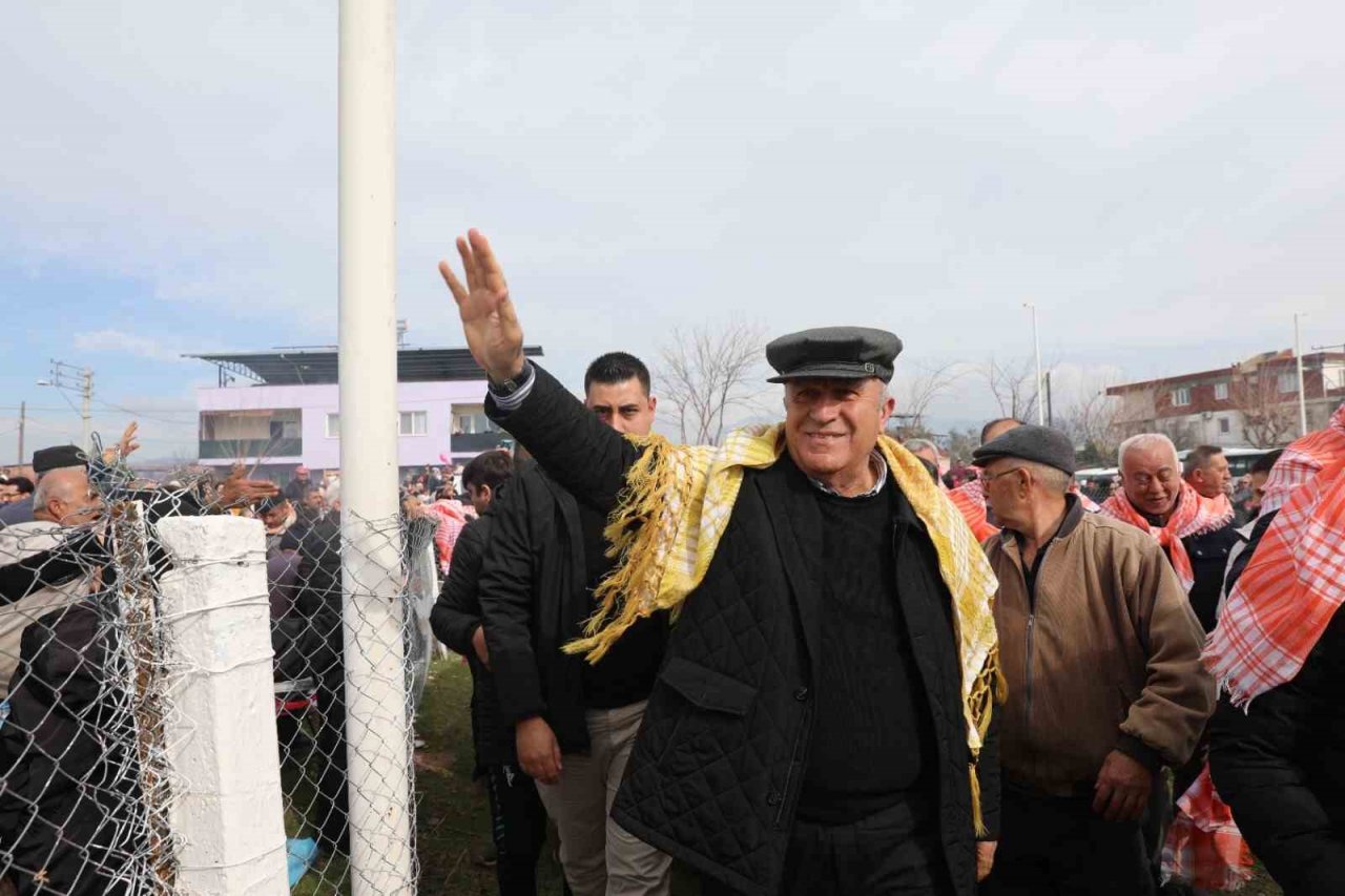 Efeler’deki ’Deve Güreşi Festivali’ne vatandaşlar yoğun ilgi gösterdi