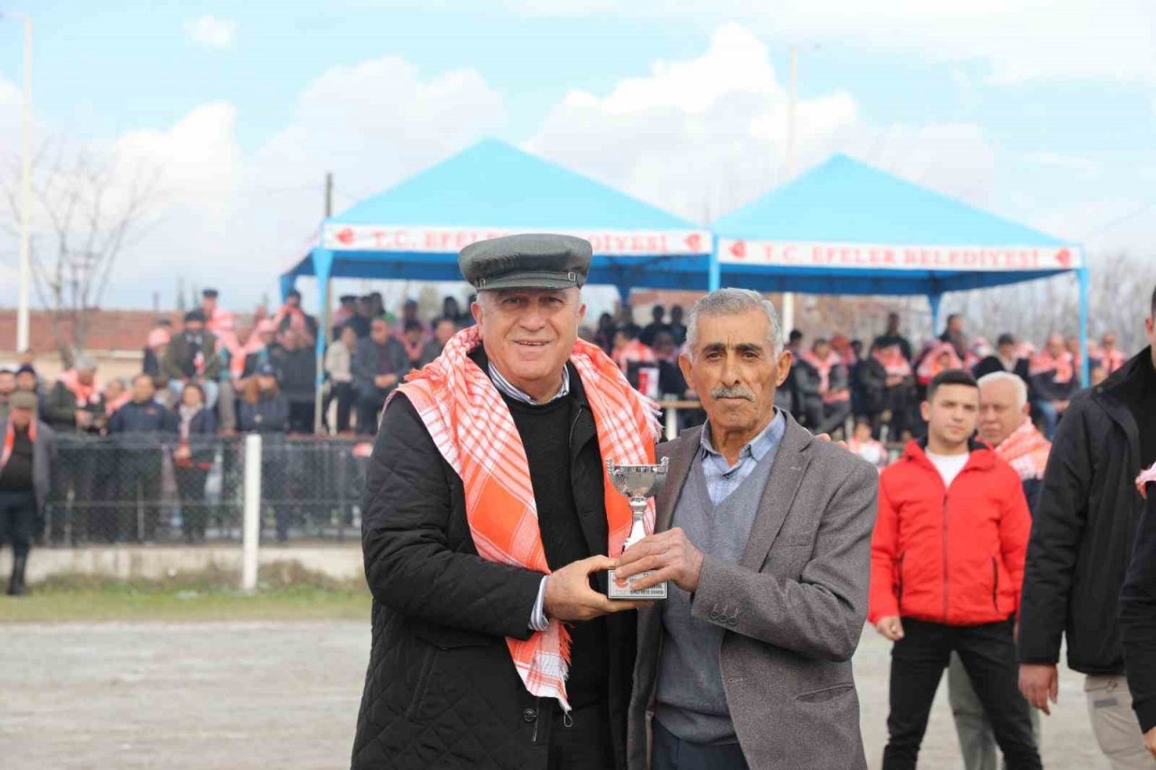 Efeler’deki ’Deve Güreşi Festivali’ne vatandaşlar yoğun ilgi gösterdi