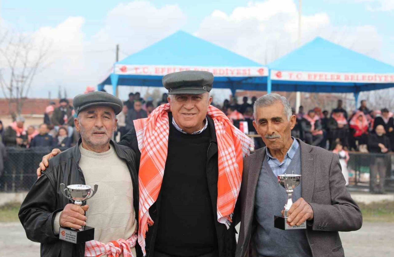 Efeler’deki ’Deve Güreşi Festivali’ne vatandaşlar yoğun ilgi gösterdi