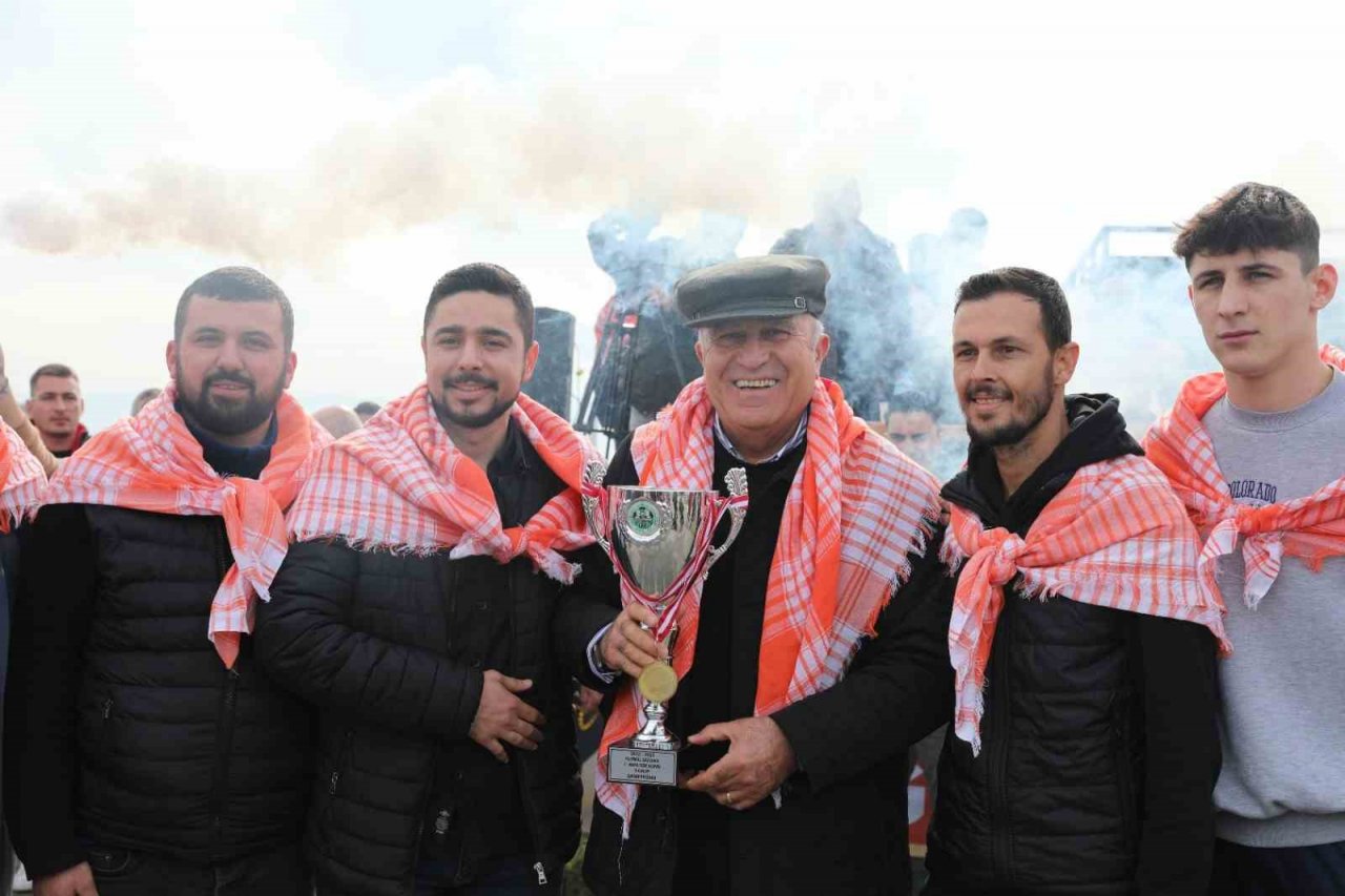 Efeler’deki ’Deve Güreşi Festivali’ne vatandaşlar yoğun ilgi gösterdi