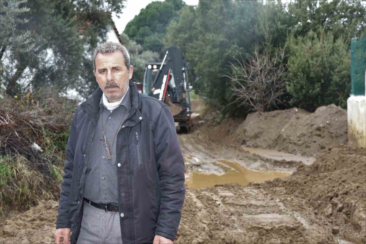 Efeler Belediyesi sağanak yağışın kapattığı yolları açtı