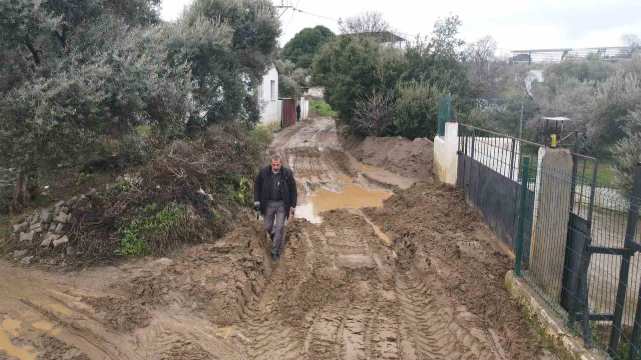 Efeler Belediyesi sağanak yağışın kapattığı yolları açtı