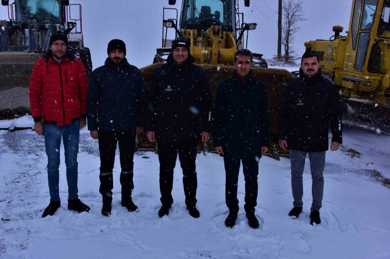 Karlı yolu açarak vatandaşı hastaneye yetiştirildiler